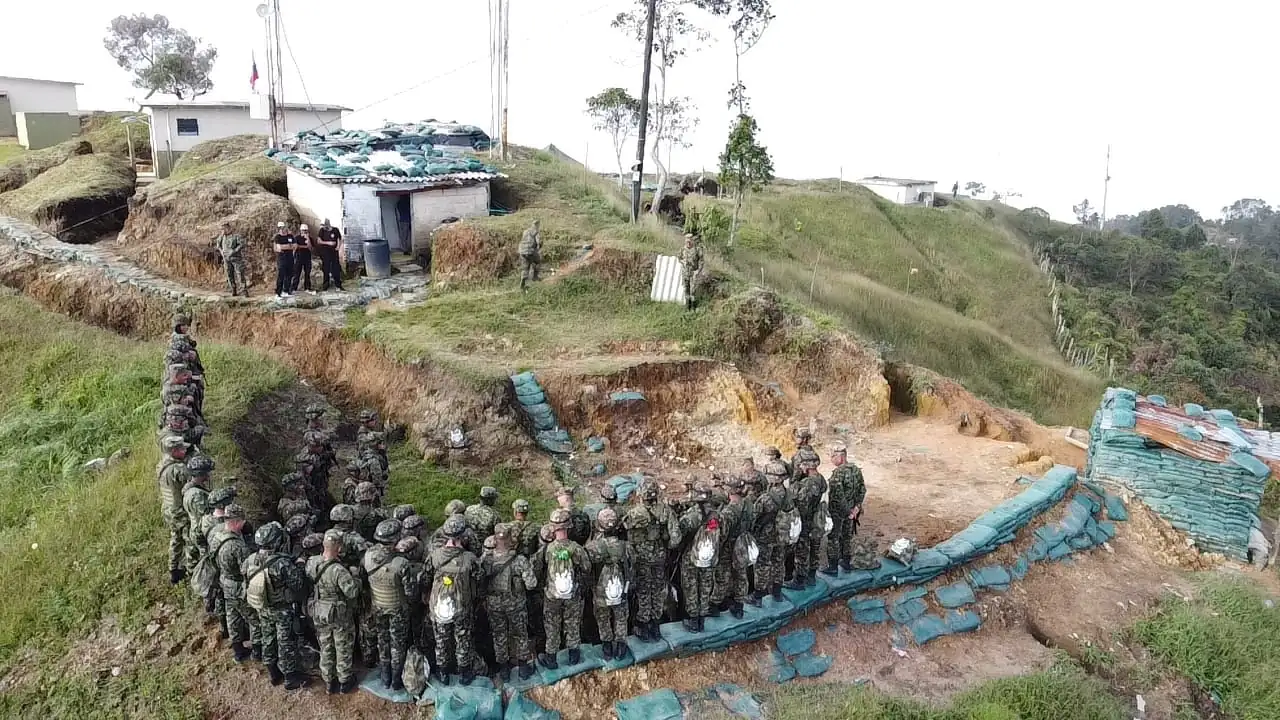 ¡Qué bacano! A tropas del Ejército que están en las montañas del Oriente Antioqueño les llevaron la navidad y regalos 2 navidad-soldados-ejercito-oriente-antioqueño4