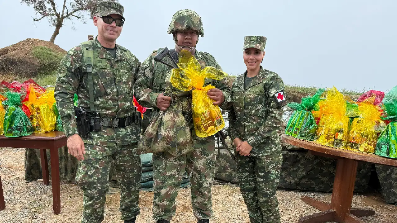 ¡Qué bacano! A tropas del Ejército que están en las montañas del Oriente Antioqueño les llevaron la navidad y regalos navidad-soldados-ejercito-oriente-antioqueño5