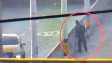 Habitante de calle que iba lanzar una piedra fue identificado a través de cámaras de seguridad en Medellín