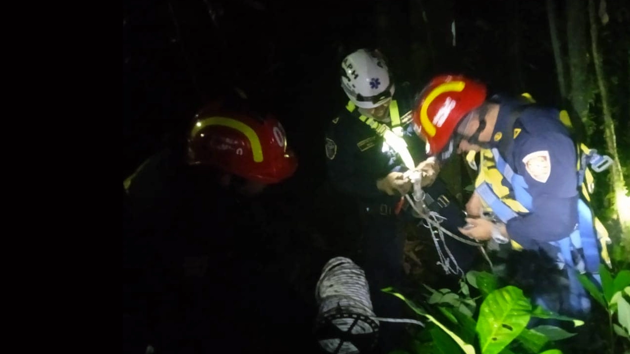¡Qué susto pasaron! Tres personas fueron rescatadas tras quedar atrapadas de un acantilado de La Ceja rescate