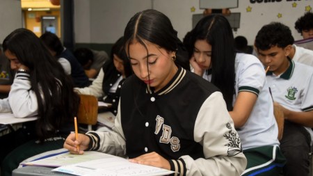 SaberEs impulsa la calidad educativa en Medellín y celebra los mejores resultados en Pruebas Saber 11 SaberEs-Medellín