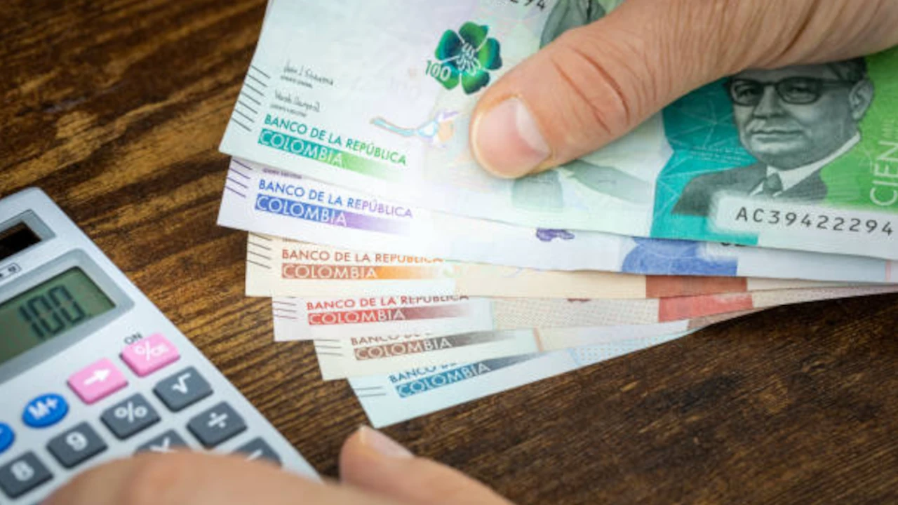 Expertos: El incremento del salario mínimo para el 2025 es una "inflación sintética"