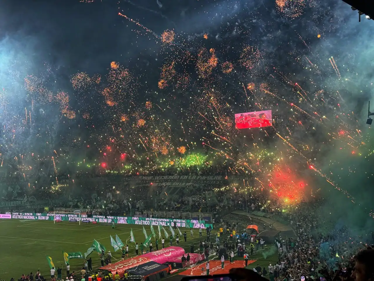"No hay nada que se compare con la hinchada del verde": hicieron honor a cántico y el Atanasio vibró con el recibimiento 2 salida-2