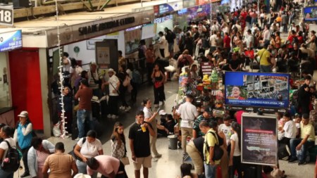 Mujer muere antes de subir al bus en la terminal
