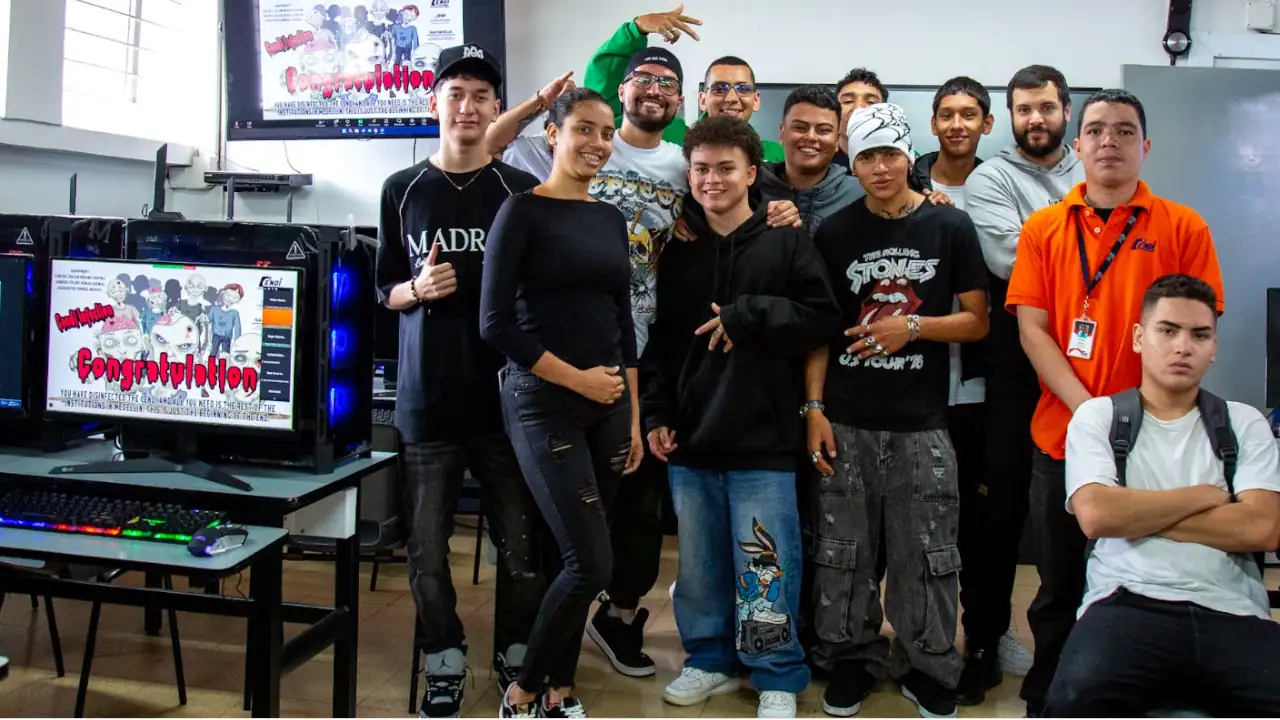 Jóvenes de Medellín crean videojuego educativo y transforman su futuro videojuego