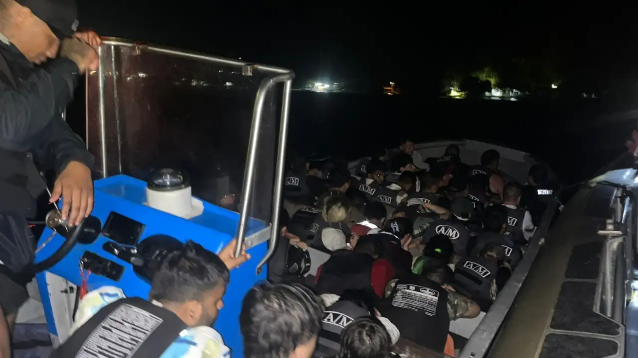 Armada de Colombia rescata a 41 migrantes en plena ruta hacia Panamá Armada de Colombia rescata a 41 migrantes en plena ruta hacia Panamá
