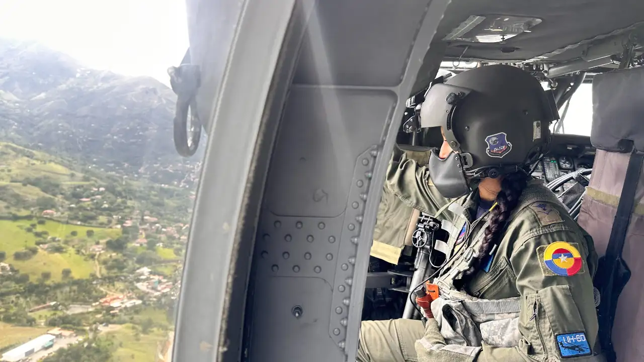 Fuerza Aeroespacial vigila desde el aire las carreteras de Antioquia durante el fin de semana festivo de Reyes