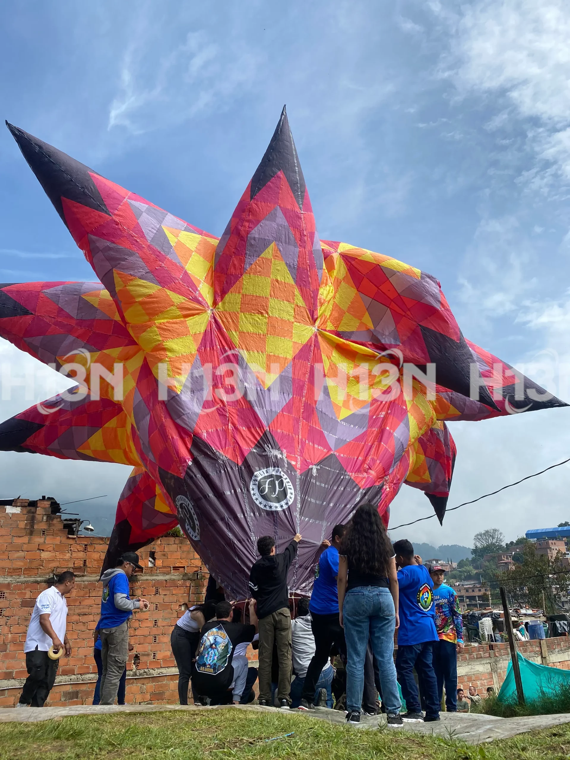 Globo con el rostro de doña Blanca sobrevoló en La Loma, San Cristóbal 