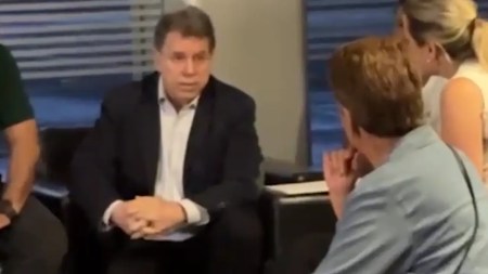 Gobernador (e) de Antioquia visitó a los familiares de los ocupantes de avioneta accidentada en Urrao