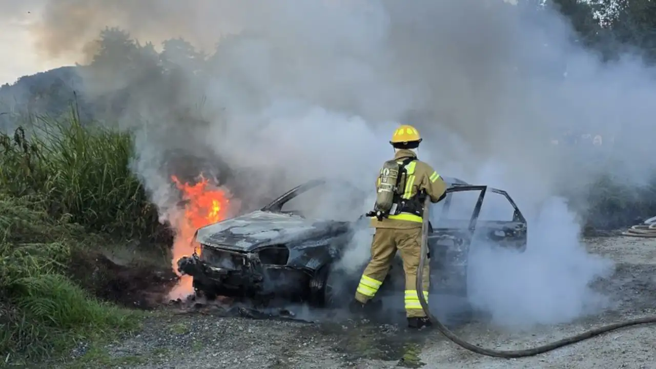 Incendio consumió un vehículo en zona rural de Rionegro Incendio consumió un vehículo en zona rural de Rionegro