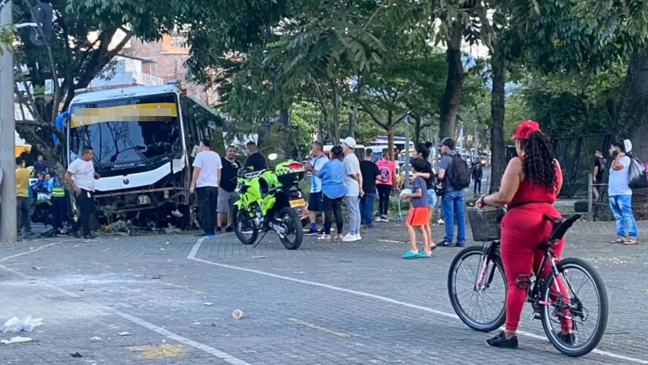 Un herido tras fuerte choque entre un bus y una moto en Medellín