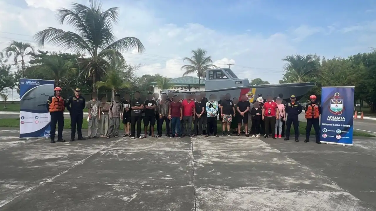 Armada de Colombia rescata a 41 migrantes en plena ruta hacia Panamá 1 Armada de Colombia rescata a 41 migrantes en plena ruta hacia Panamá