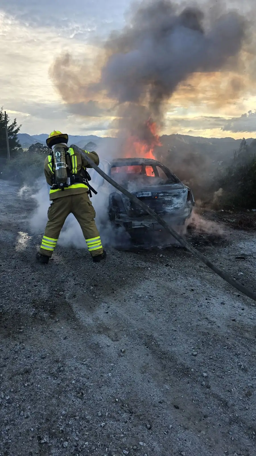 Incendio consumió un vehículo en zona rural de Rionegro 1 Incendio consumió un vehículo en zona rural de Rionegro