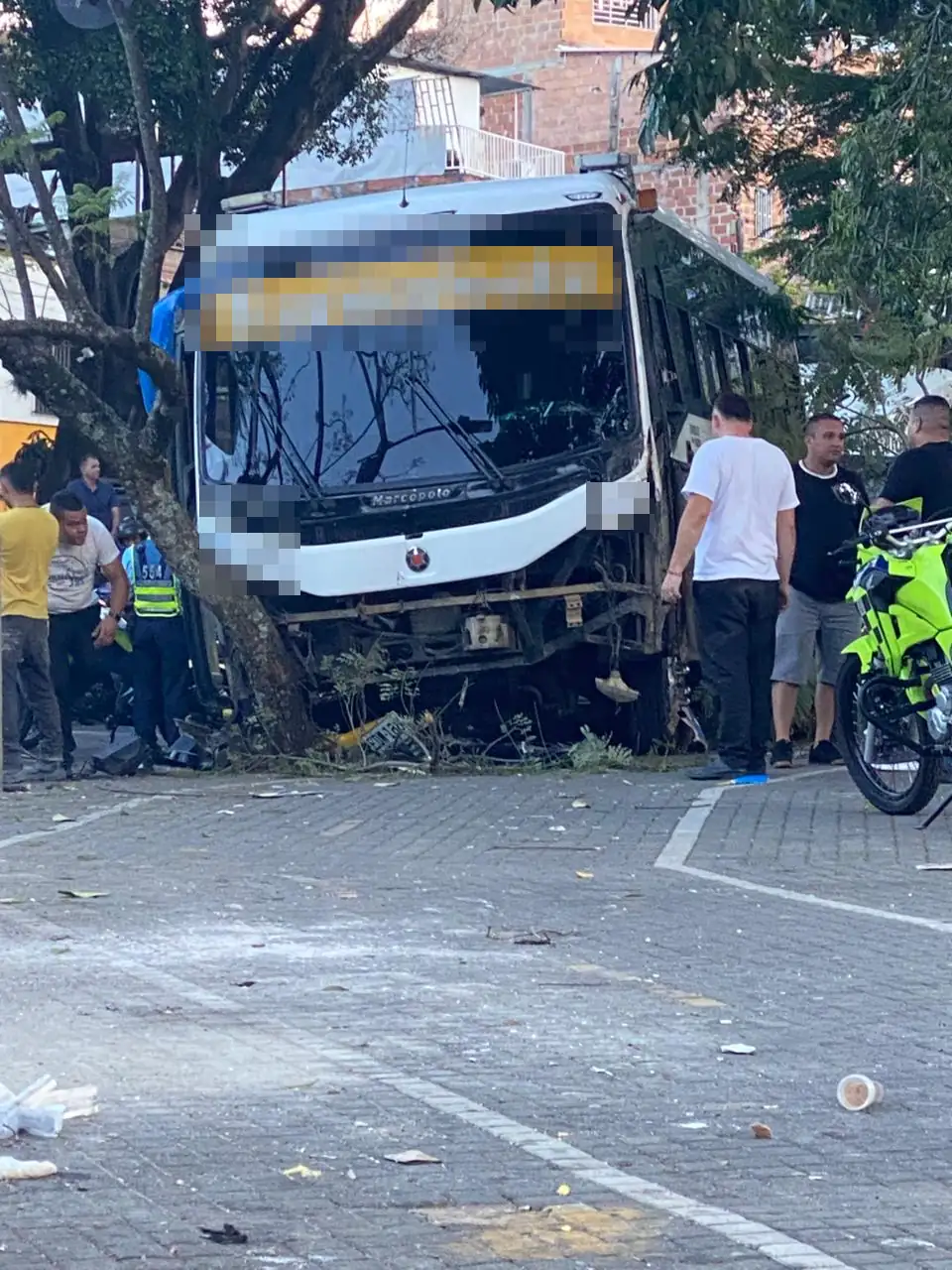 Un herido tras fuerte choque entre un bus y una moto en Medellín