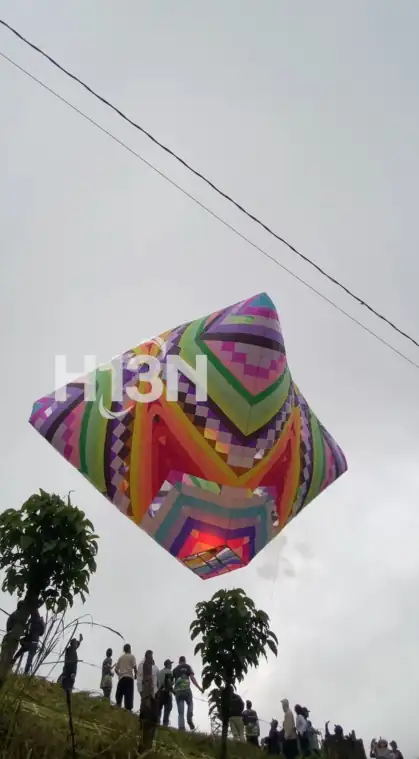 Globo con el rostro de doña Blanca sobrevoló en La Loma, San Cristóbal 