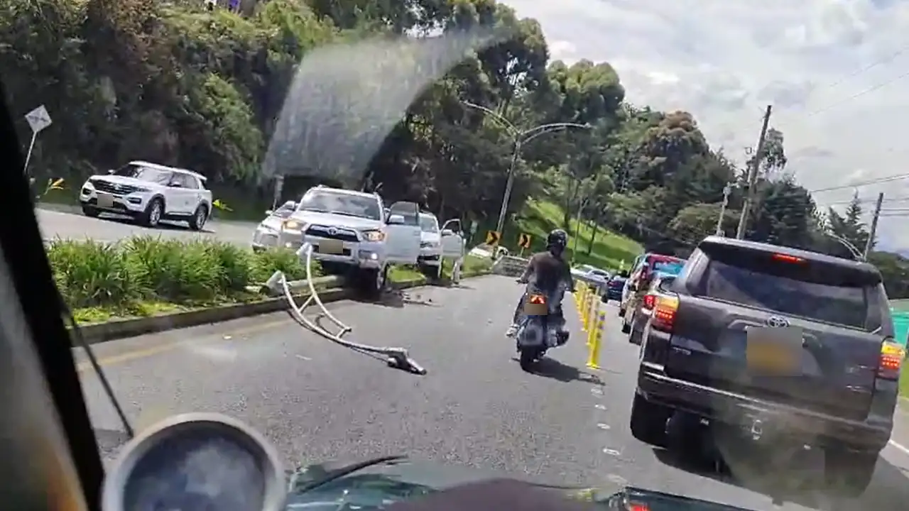 Vehículo se habría quedado sin frenos y chocó contra un poste en Av. Las Palmas