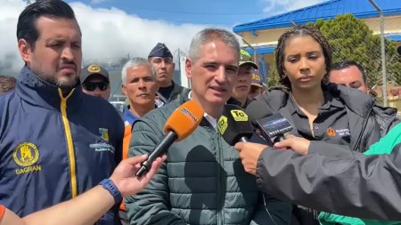 Gobernadores de Antioquia y Chocó lideran búsqueda y rescate tras accidente aéreo en Urrao Gobernadores de Antioquia y Chocó lideran búsqueda y rescate tras accidente aéreo en Urrao