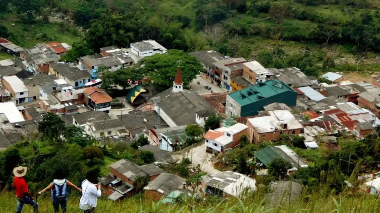 ¡Atención! Más de 30 familias desplazas en Briceño tras enfrentamiento entre disidencias, ELN y el Clan del Golfo