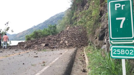 Se presentó un derrumbe en la vía entre Bolombolo y Santa Fe de Antioquia