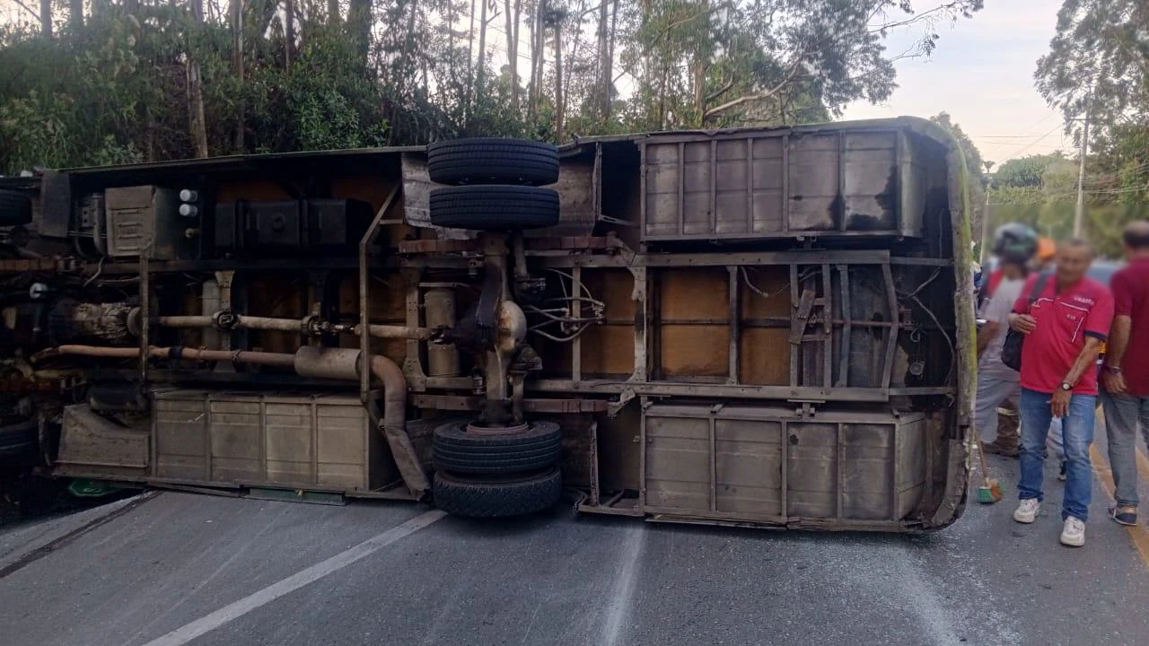 accidente-bus-servicio-carro-variante-aeripuerto-rionegro2