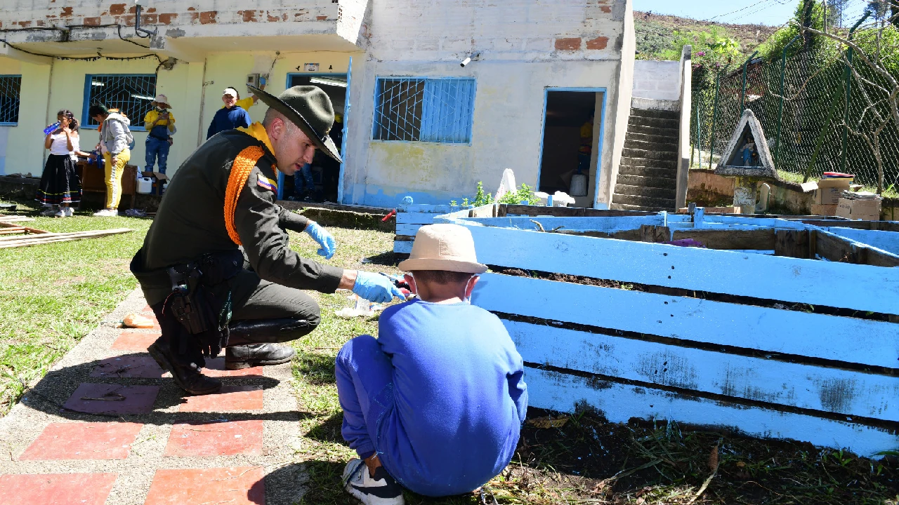 ¡Qué nota! En instituciones educativas rurales de Barbosa la Policía adelantó campañas de adecuación y donaciones 4 adecuaciones-escuales-rurales-barbosa-policia-carabineros