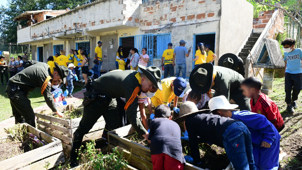 ¡Qué nota! En instituciones educativas rurales de Barbosa la Policía adelantó campañas de adecuación y donaciones adecuaciones-escuales-rurales-barbosa-policia-carabineros2