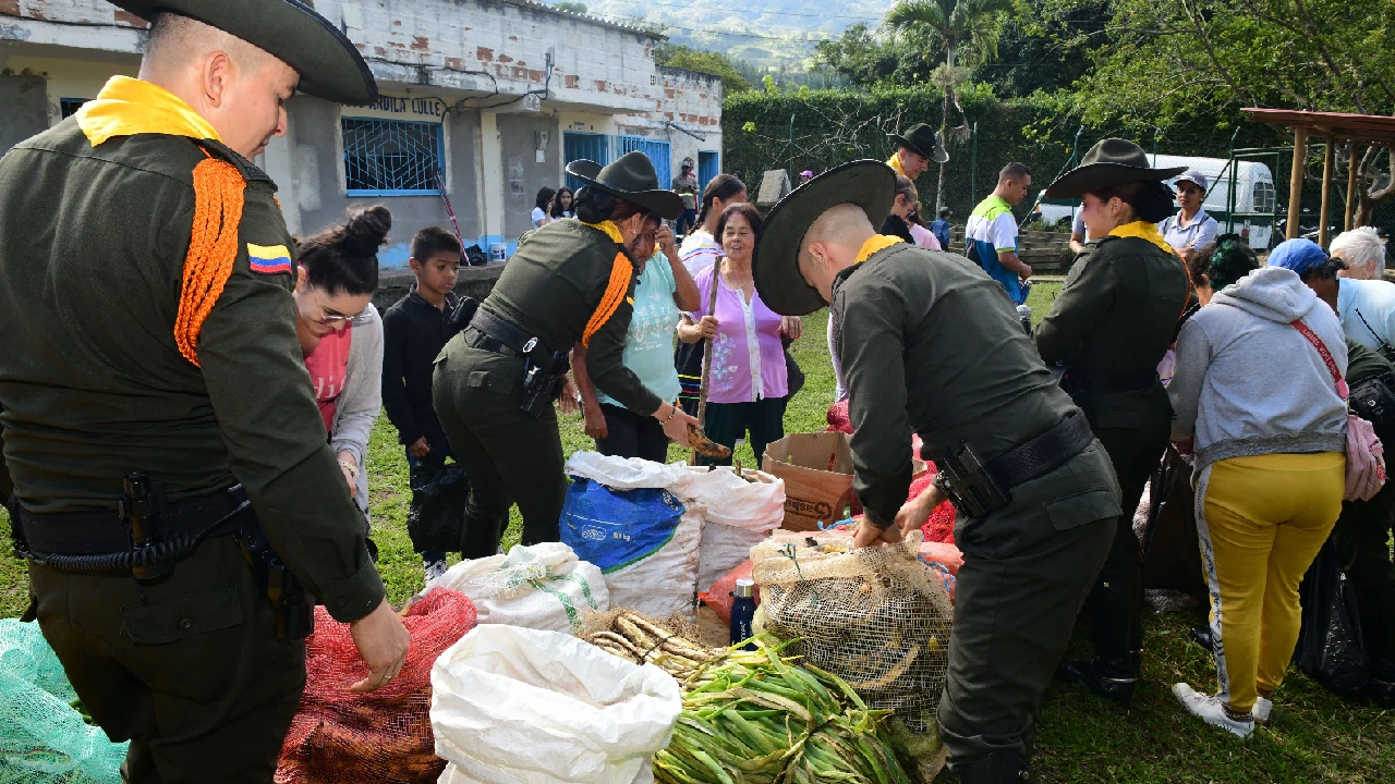 ¡Qué nota! En instituciones educativas rurales de Barbosa la Policía adelantó campañas de adecuación y donaciones 3 adecuaciones-escuales-rurales-barbosa-policia-carabineros3