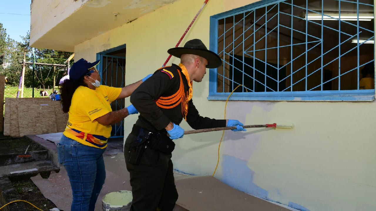 ¡Qué nota! En instituciones educativas rurales de Barbosa la Policía adelantó campañas de adecuación y donaciones 2 adecuaciones-escuales-rurales-barbosa-policia-carabineros4