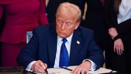 Trump quitará fondos federales a escuelas que enseñen teorías de género o raciales adoctrinamiento