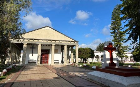 Hombre se quedó encerrado en el Cementerio de Rionegro y fue rescatado por bomberos Hombre quedó atrapado en el Cementerio de Rionegro y fue rescatado por bomberos