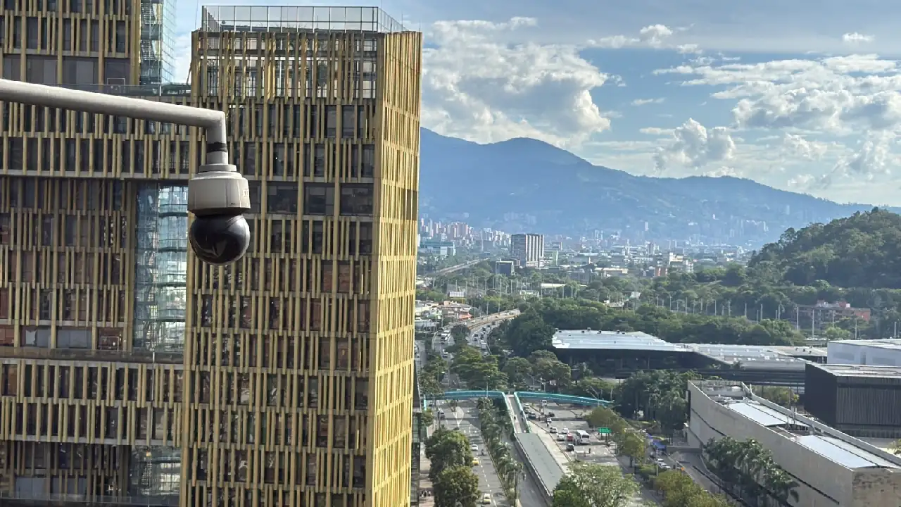 Sistema de videovigilancia en Medellín permitió que las autoridades incautaran 4.851 armas durante el 2024 camaras-vugulancia-medellin-incautacion-armas-recuperacion-vehiculos