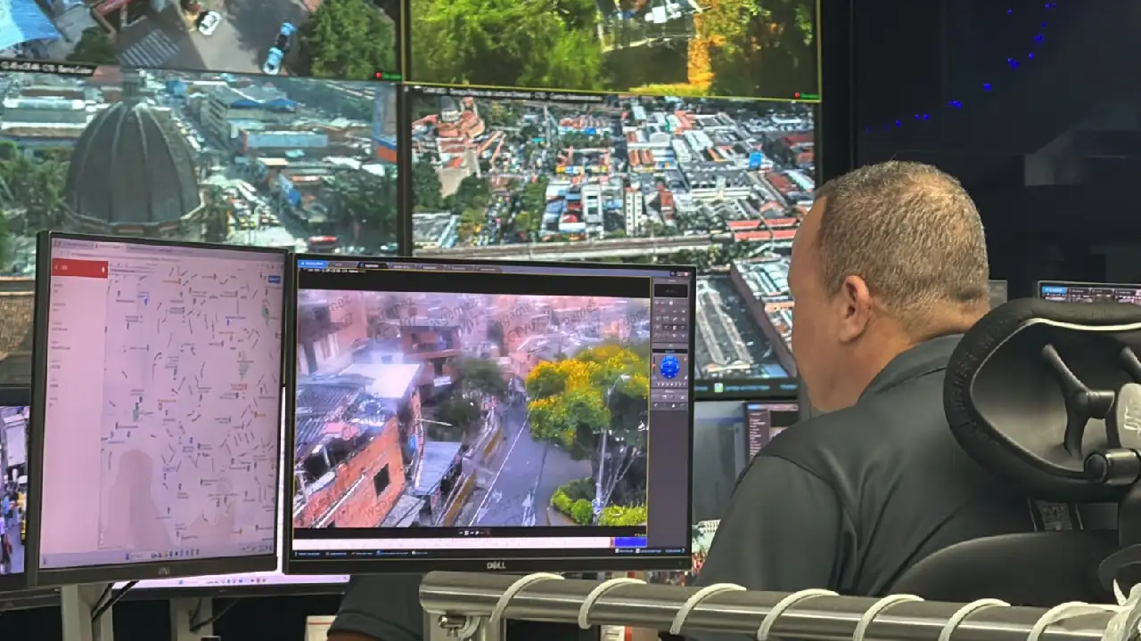 Sistema de videovigilancia en Medellín permitió que las autoridades incautaran 4.851 armas durante el 2024 1 camaras-vugulancia-medellin-incautacion-armas-recuperacion-vehiculos1