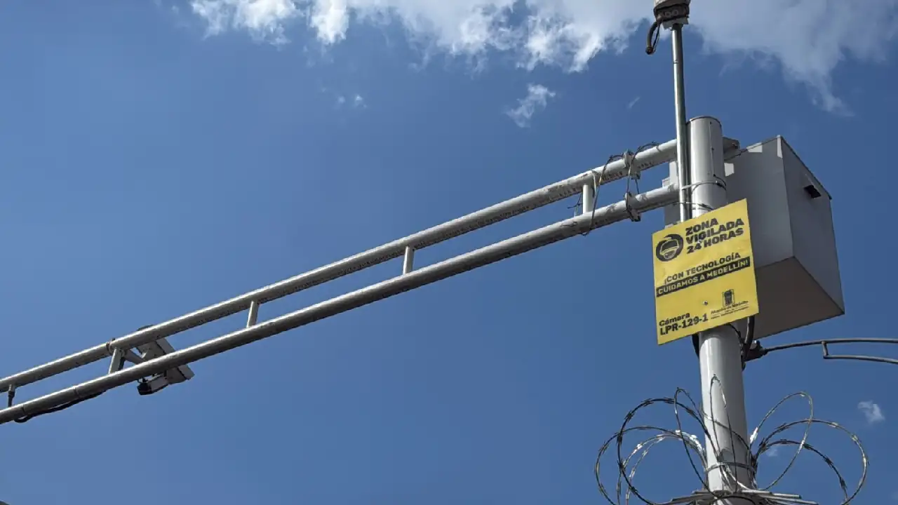 Sistema de videovigilancia en Medellín permitió que las autoridades incautaran 4.851 armas durante el 2024 2 camaras-vugulancia-medellin-incautacion-armas-recuperacion-vehiculos2