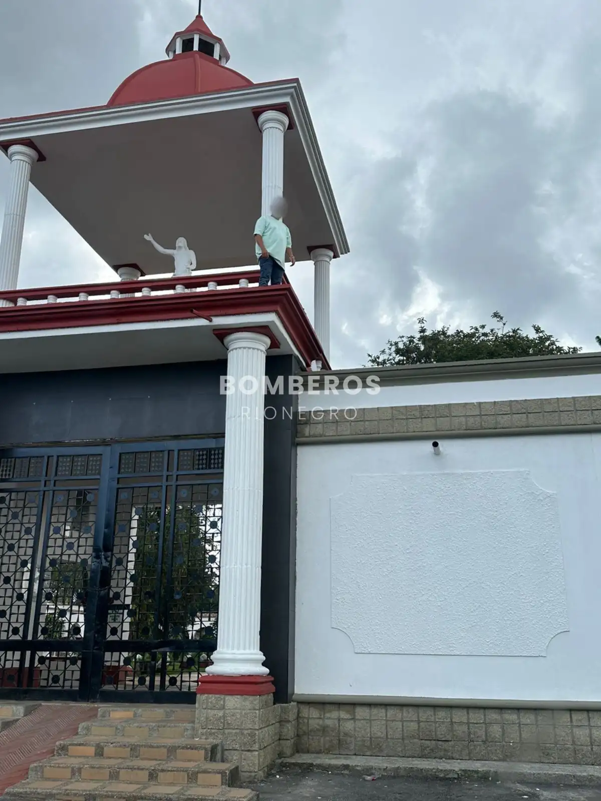 Hombre quedó atrapado en el Cementerio de Rionegro y fue rescatado por bomberos 