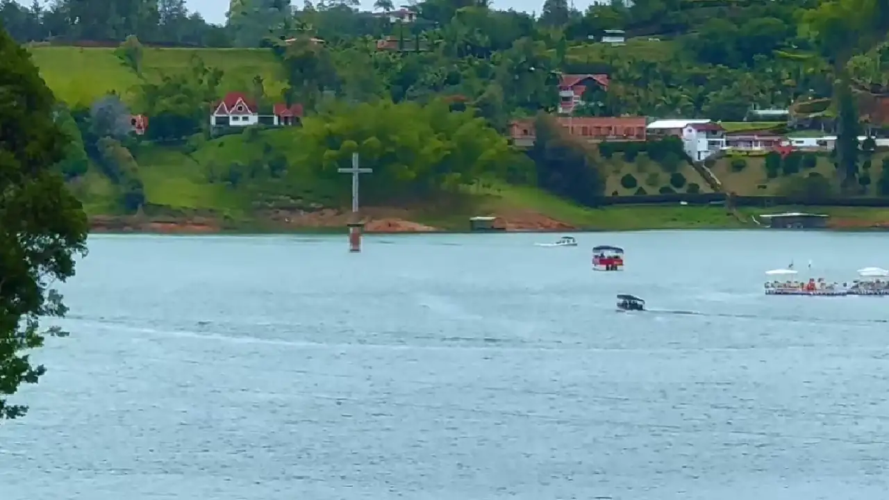 ceremonia-cruz-embalse-elpeñol-festivo-enero