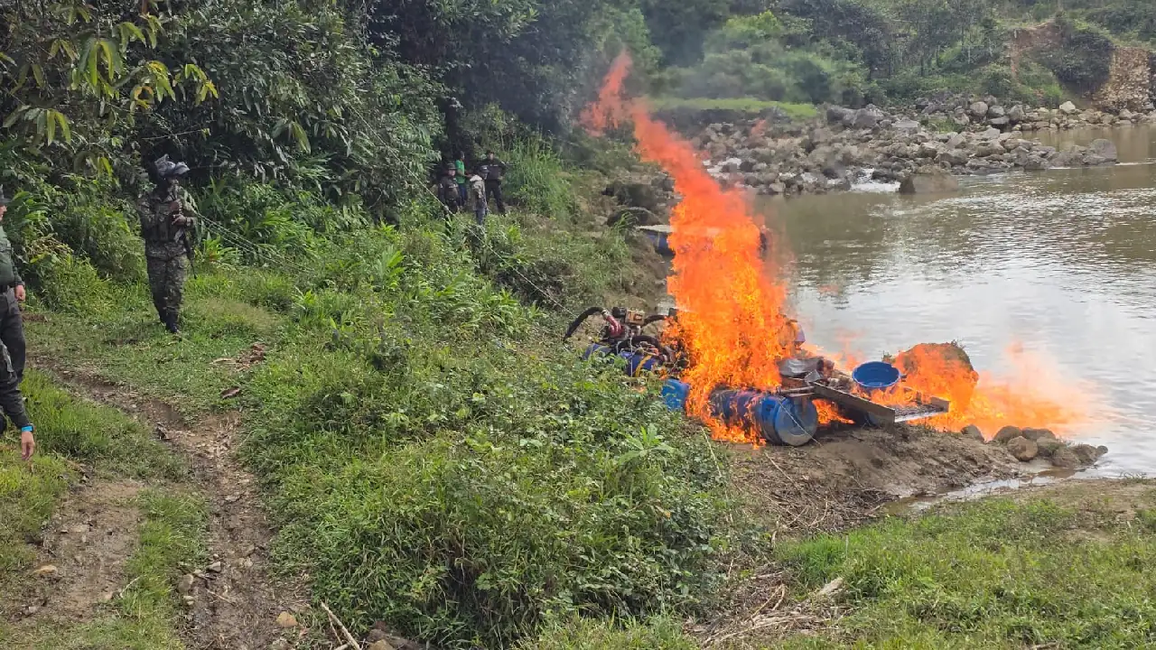 Localizaron dos dragas en el Nordeste Antioqueño, al parecer, eran utilizadas por el Clan del Golfo para minería ilegal 1 dragas-mineria-ilegal-santodomingo-nordeste-antioquia