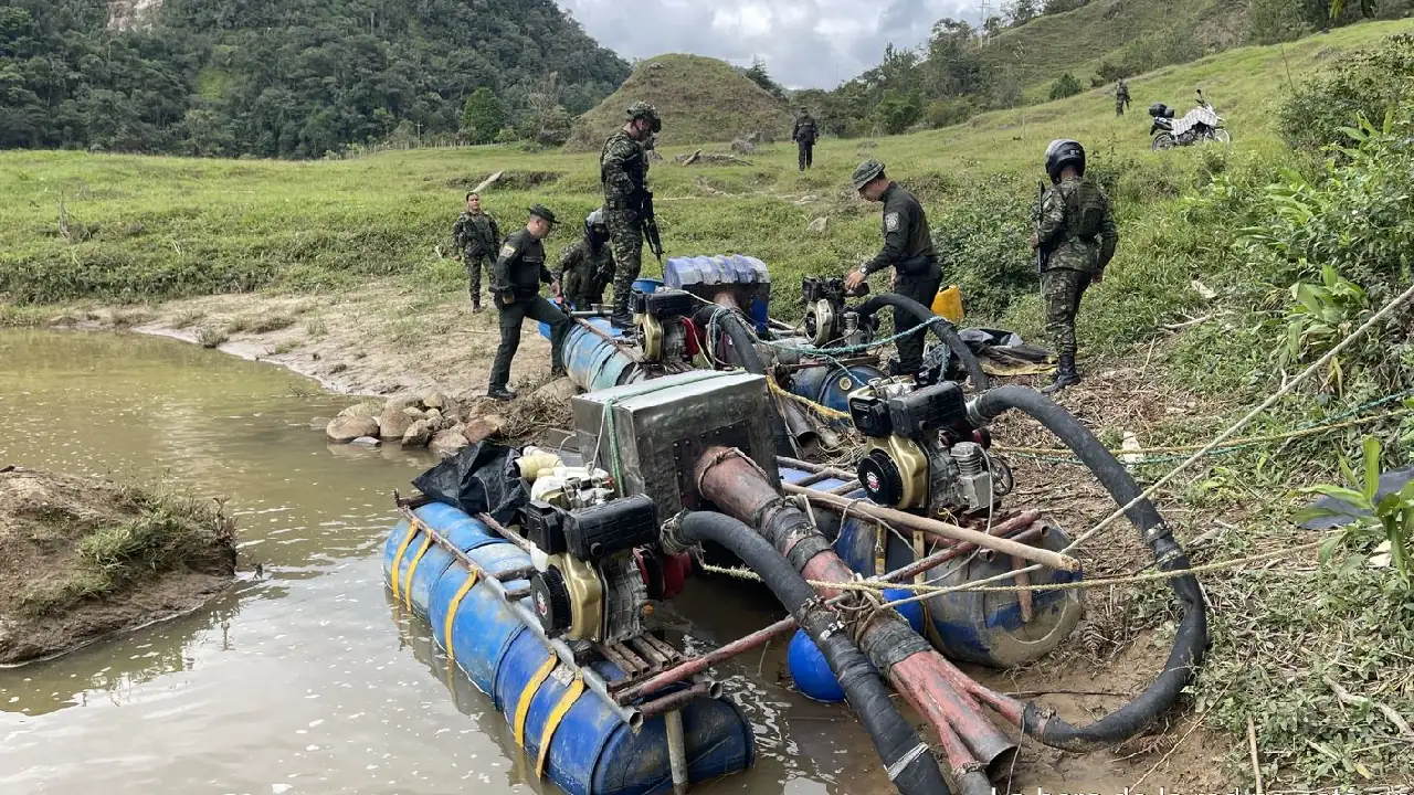 Localizaron dos dragas en el Nordeste Antioqueño, al parecer, eran utilizadas por el Clan del Golfo para minería ilegal dragas-mineria-ilegal-santodomingo-nordeste-antioquia1