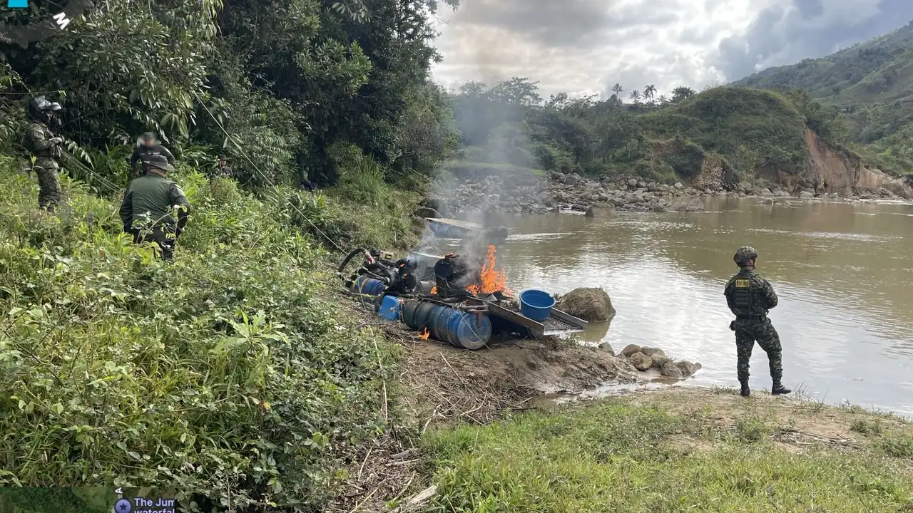 Localizaron dos dragas en el Nordeste Antioqueño, al parecer, eran utilizadas por el Clan del Golfo para minería ilegal 3 dragas-mineria-ilegal-santodomingo-nordeste-antioquia3
