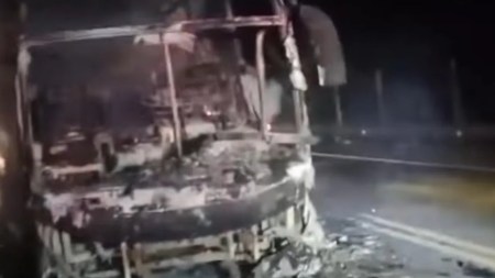 En la vía Medellín – Urabá, encapuchados quemaron un bus que transportaba más de 40 pasajeros En la vía Medellín – Urabá, encapuchados quemaron un bus que transportaba más de 40 pasajeros