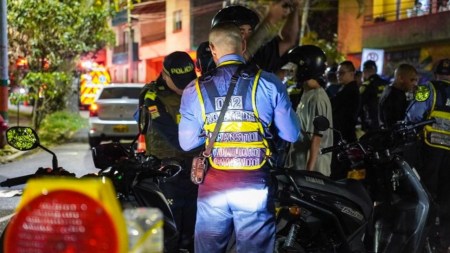 La Policía y el Ejército refuerzan el control en las calles y espacios públicos en Envigado operativo-de-seguridad-envigado-policia