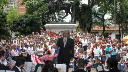 filarmed retreta parque bolivar