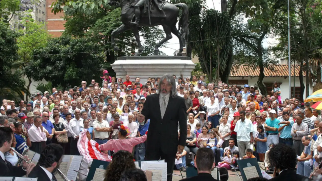 filarmed retreta parque bolivar