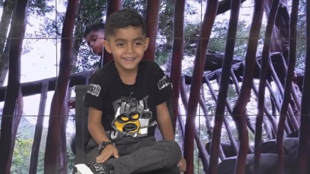 Gael es un pequeño gigante que ama la música… son estos sonidos que resuenan en sus oídos la inspiración para cantar y recrear algunas de sus canciones favoritas