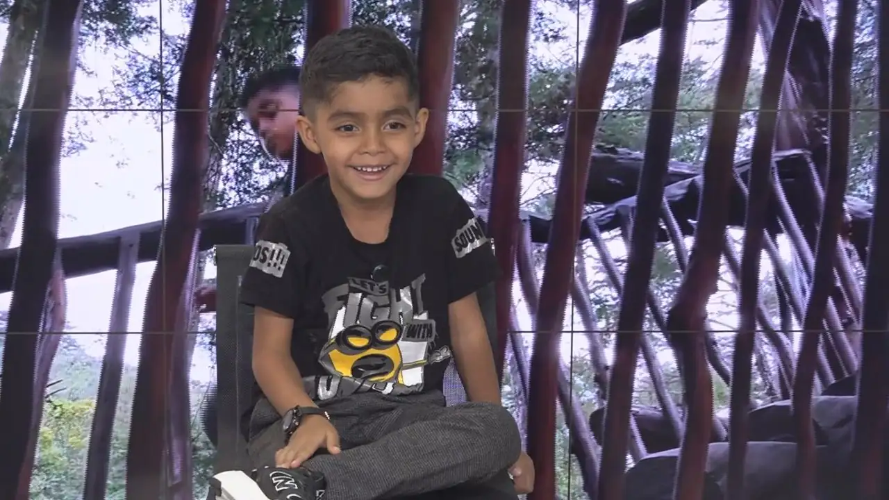 Gael es un pequeño gigante que ama la música… son estos sonidos que resuenan en sus oídos la inspiración para cantar y recrear algunas de sus canciones favoritas