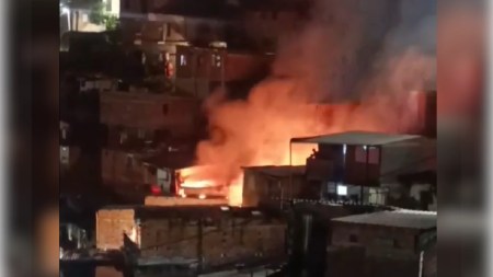 Bomberos de Medellín atendieron emergencia en Enciso, comuna 8: un incendió consumió tres viviendas incendio-enciso-trescasas-afectadas