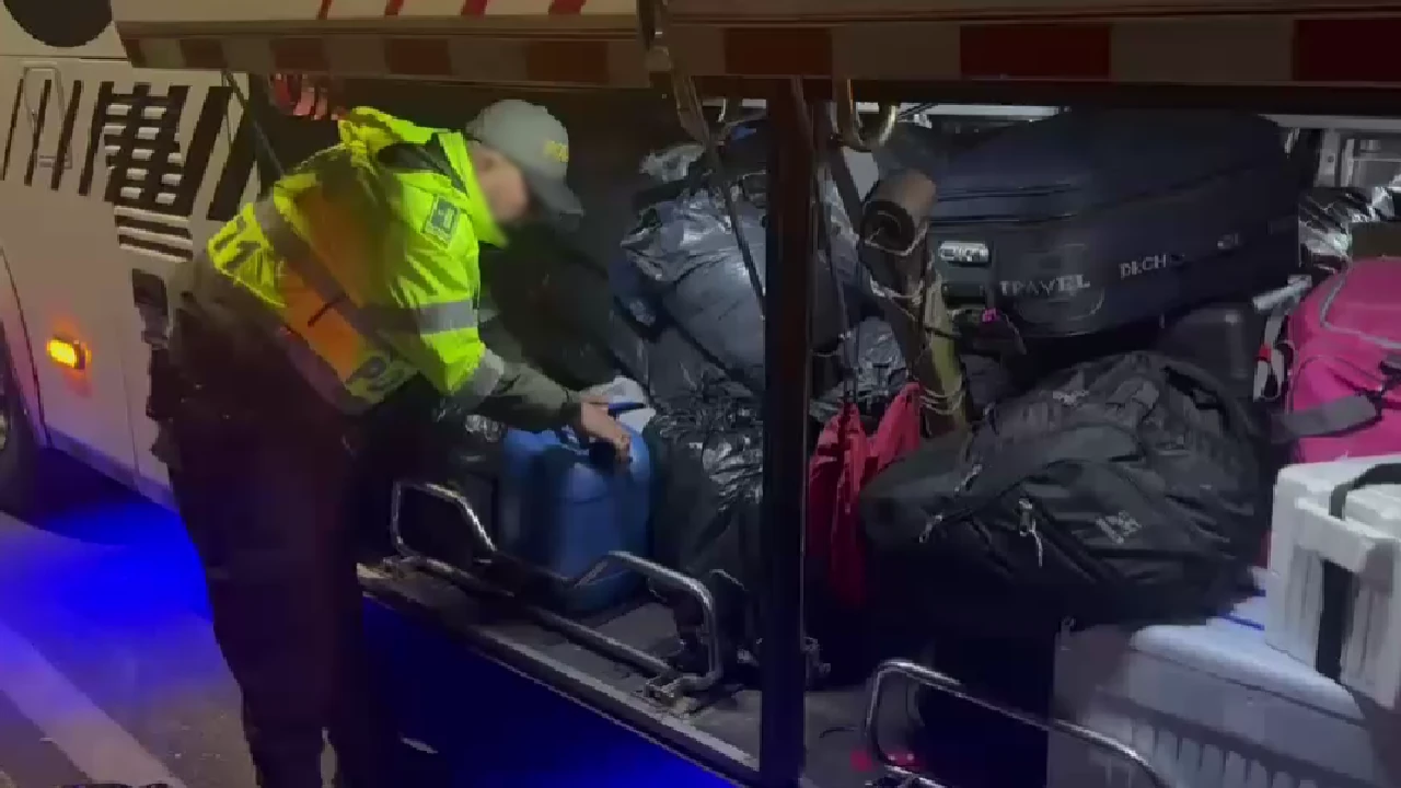 En Antioquia un hombre transportaba en un bus público 50 galones de insumos para el procesamiento de coca 5 insumos-basecoca-transportados-buspublico-antioquia1