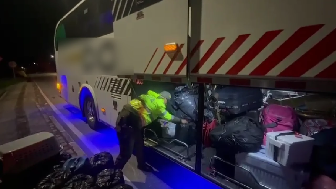 En Antioquia un hombre transportaba en un bus público 50 galones de insumos para el procesamiento de coca 1 insumos-basecoca-transportados-buspublico-antioquia2