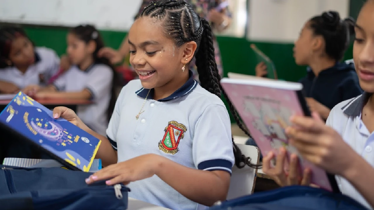 En el municipio de Girardota, 3.500 estudiantes iniciaron las clases del 2025 con kits escolares 1 kits-escolares-estudiantes-girardota1