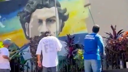 Un nuevo giro a la historia: Alcaldía de Medellín borró mural de Pablo Escobar en la la comuna 9 mural pablo1