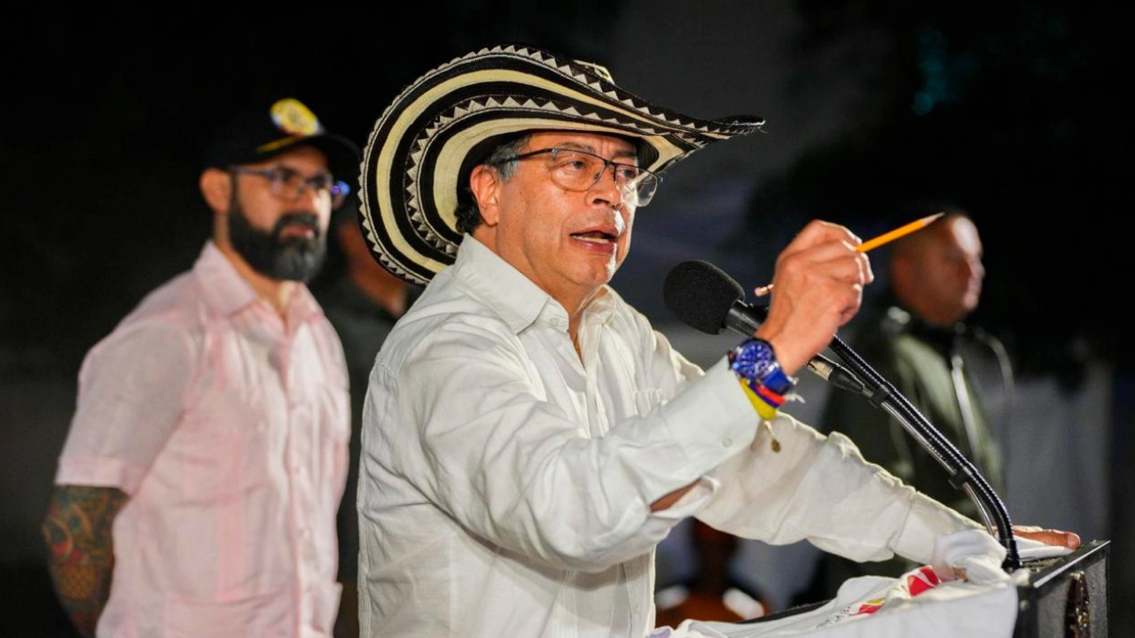 Petro pide un cambio en el sistema de energía de Colombia